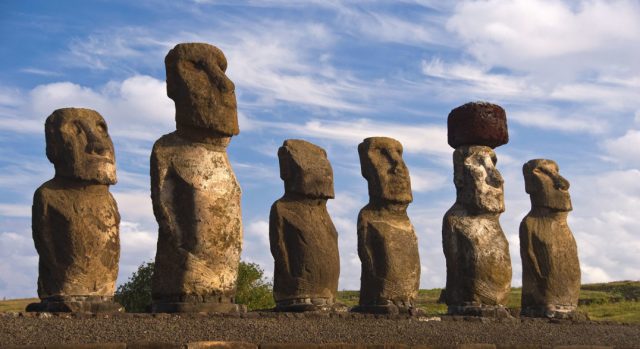 Elk198-5372 Chile, Easter Island, Ahu Tongariki, moai statues